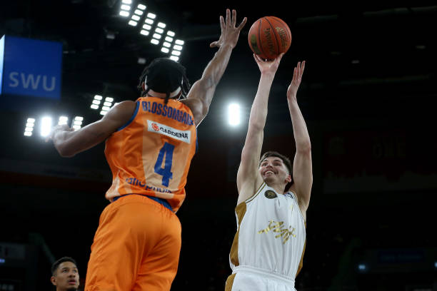 表现无疑会 表现无疑会